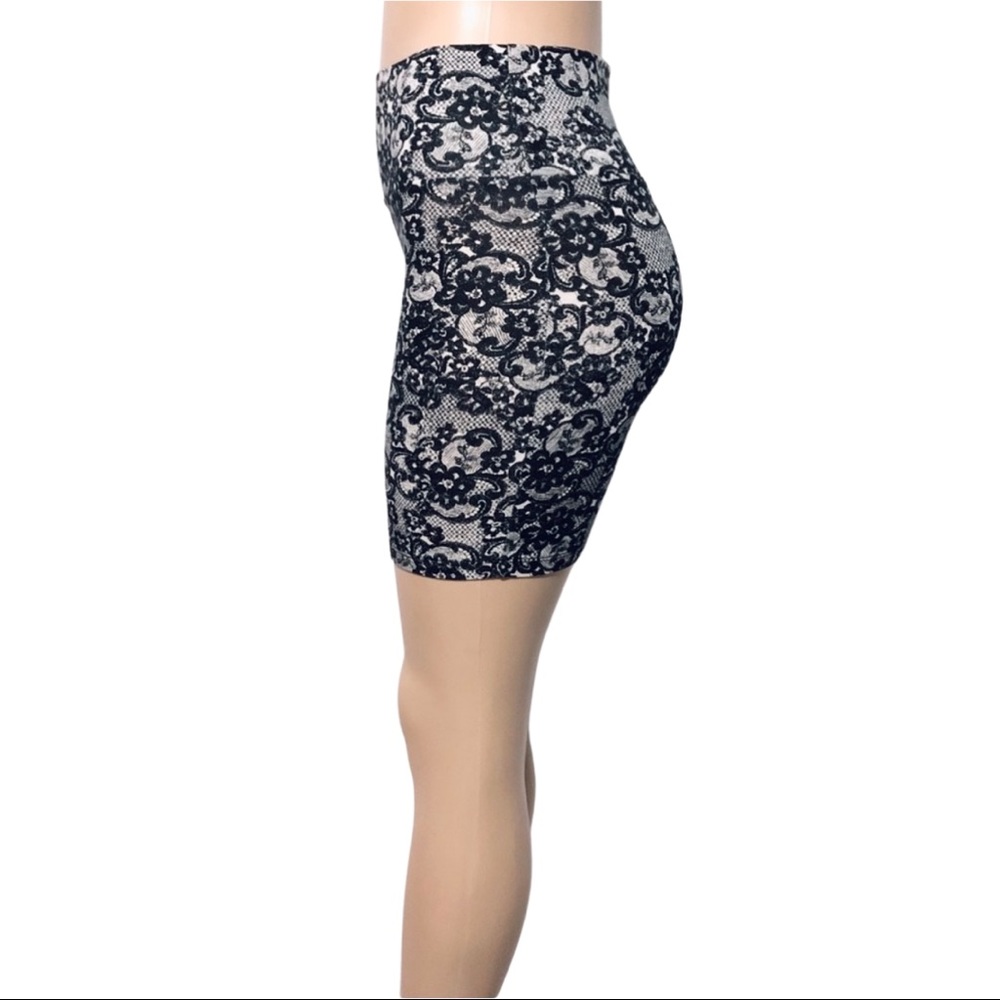 🦋Charlotte Russe S Black Floral Mini Skirt🦋 - Picture 4 of 8